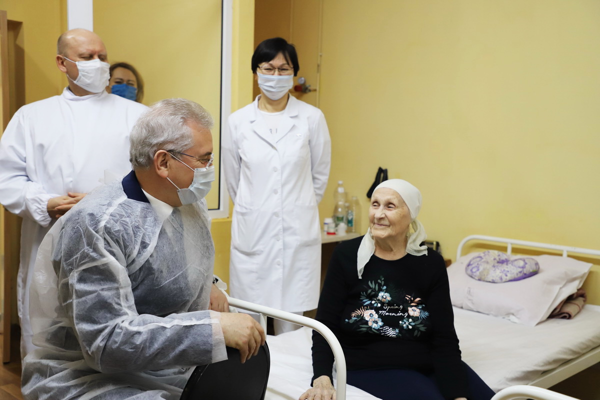 Иван Белозерцев посетил пожилых пациентов военного госпиталя