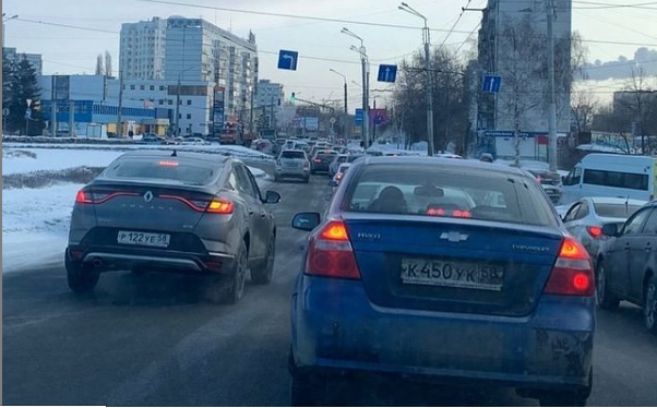 Авария на Карпинского стала причиной утренней пробки