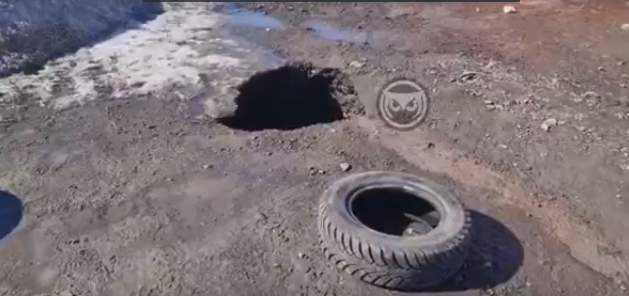 Автолюбители предупреждают друг друга о провале в асфальте на Гагарина в Пензе