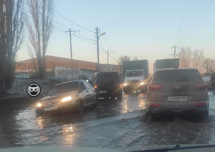 В Пензе на "Канале Рябова" утонула очередная легковушка