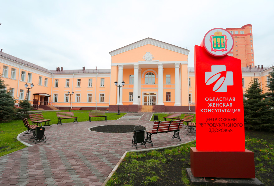 Иван Белозерцев обязал чиновников создать парковку для посетительниц женской консультации