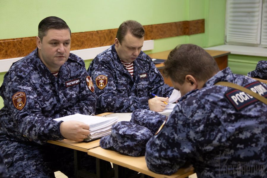 Задержаны мужчины, которые хотели вынести спортивную куртку из торгового центра