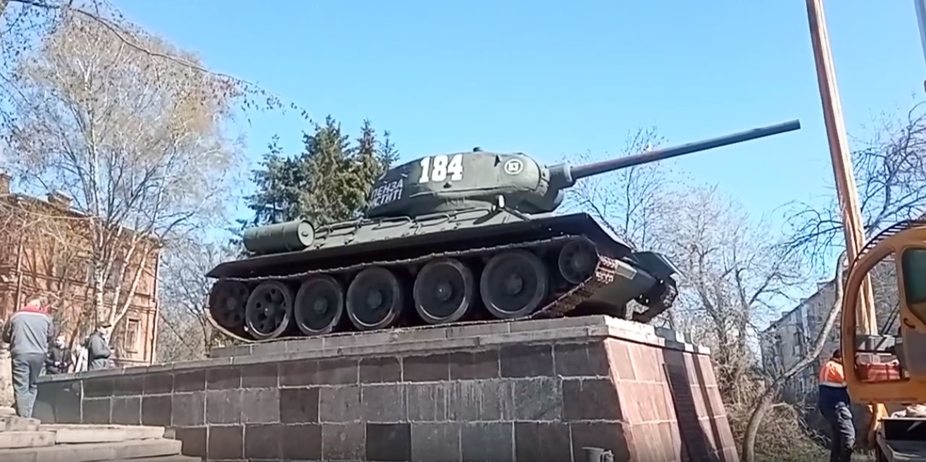 В Пензе танк Т-34 вернули на место