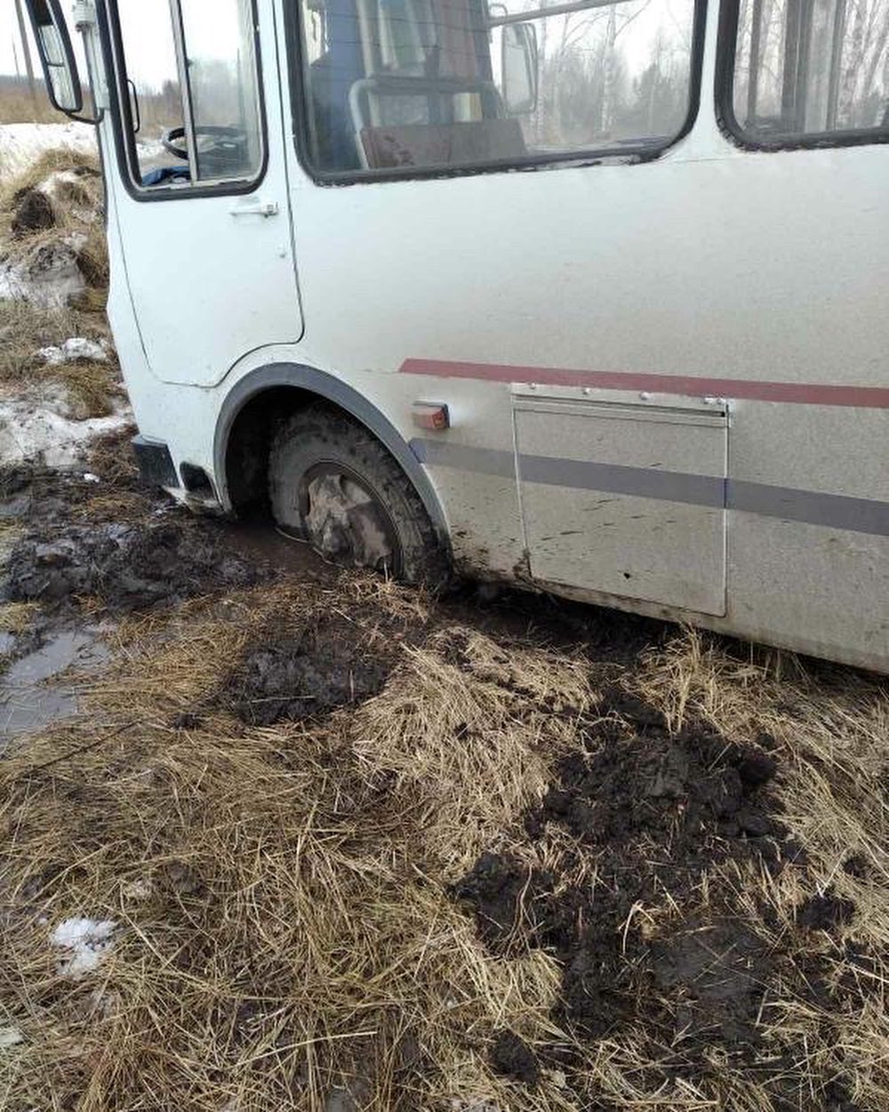 В Пензе на Восточном кладбище автобус провалился в землю