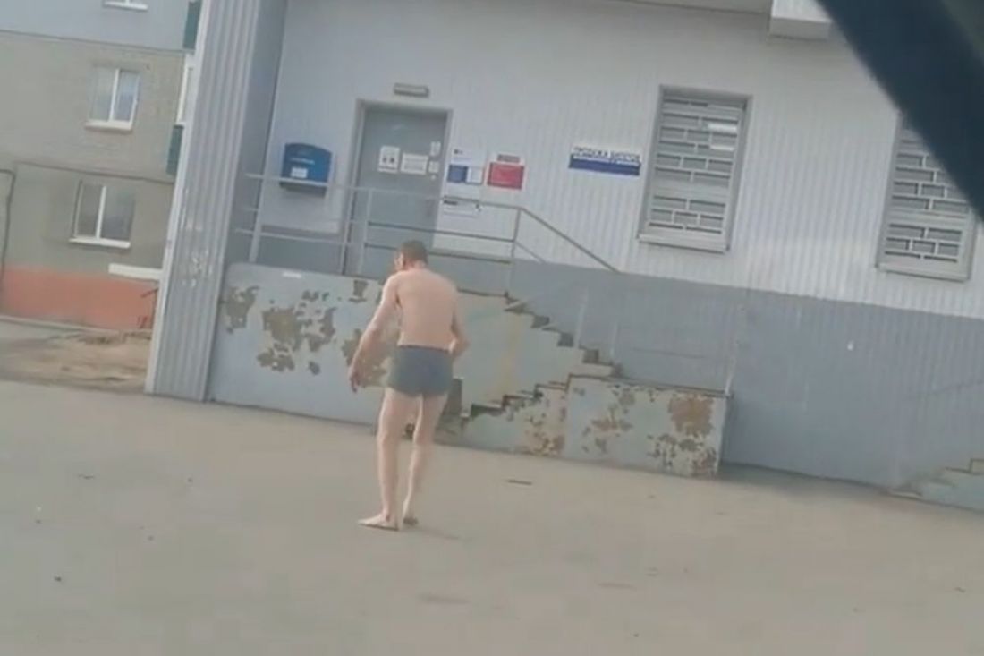 В Пензе мужчина находился на улице в одних трусах