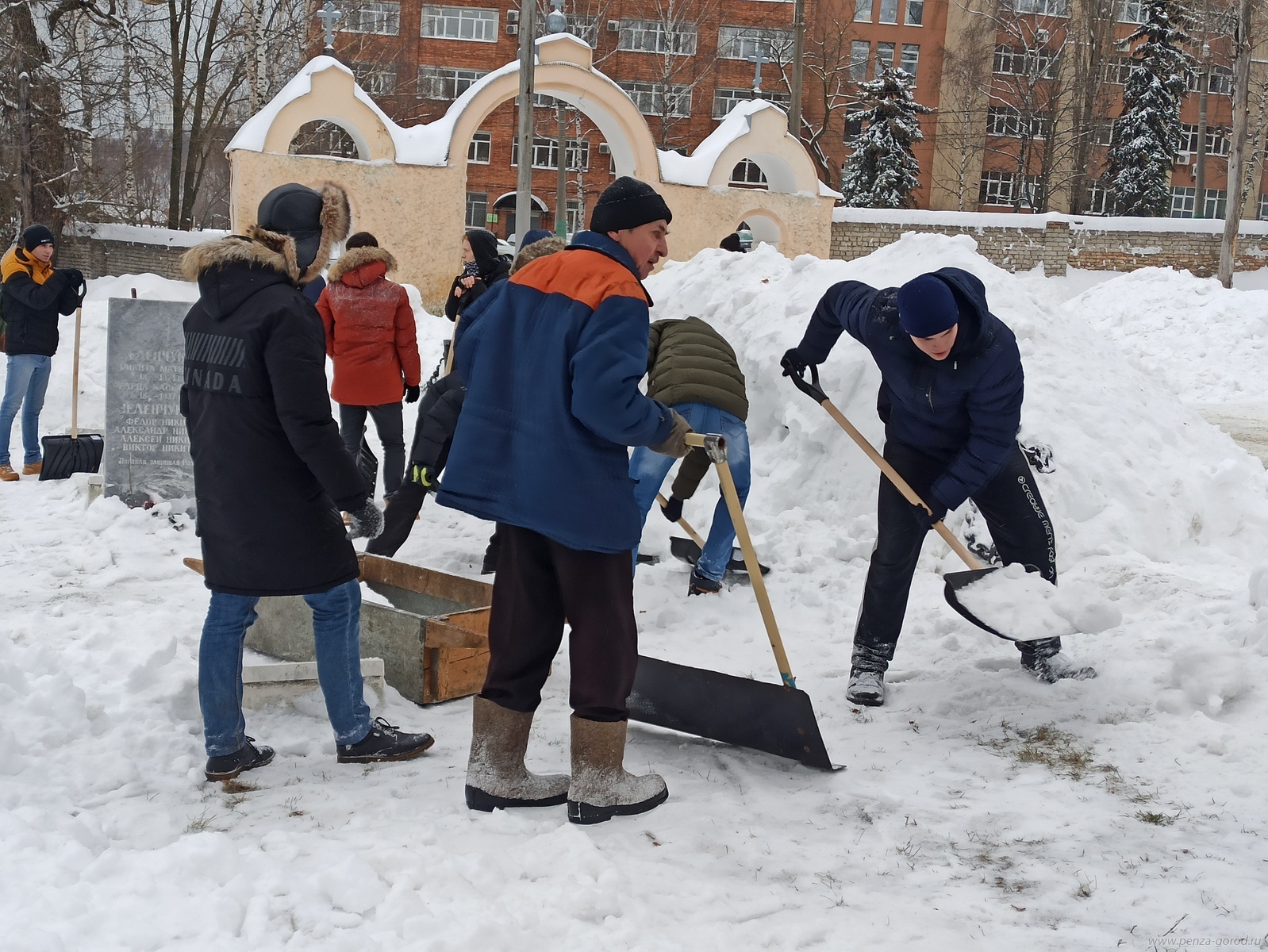 Олег Мельниченко поручил привести в порядок кладбища