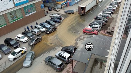 В Пензе машина едва не утонула в нечистотах