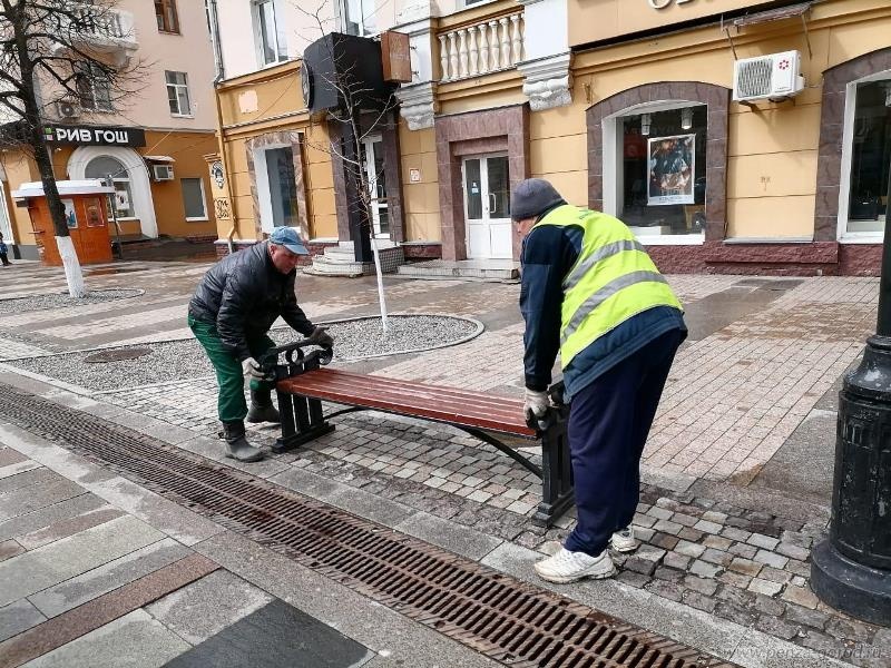 В Пензе скамейки и урны возвращаются на свои места