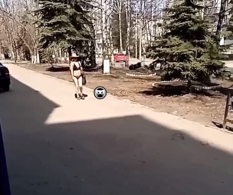 В Пензе полуобнаженная женщина «открыла купальный сезон»