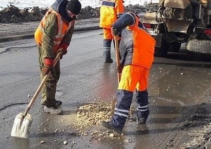 Борис Панин помог жителям благоустроить тротуар и дорогу на Пушанина