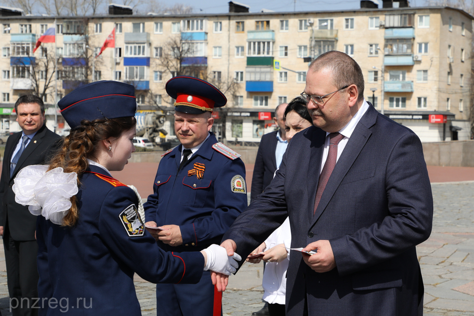 Олег Мельниченко вручил памятные знаки учащимся кадетской школы