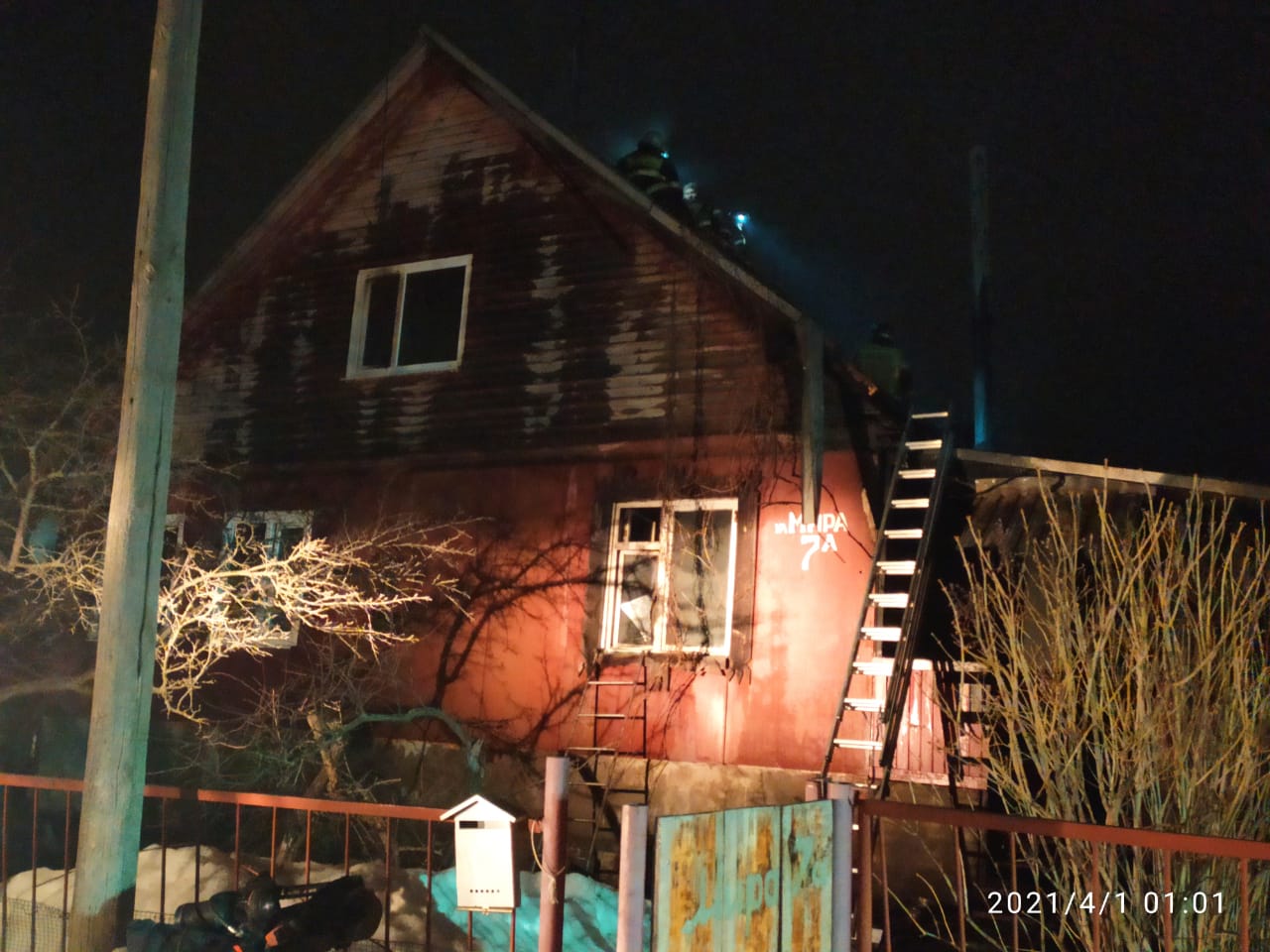 В Бессоновке поздно вечером вспыхнул двухэтажный дом