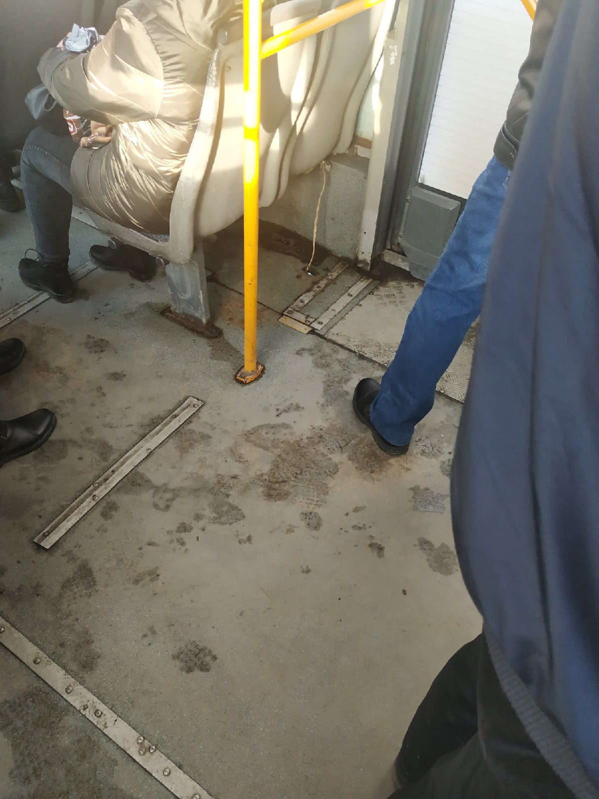 «Вентиляция»: в пензенском автобусе обнаружили дыру в полу