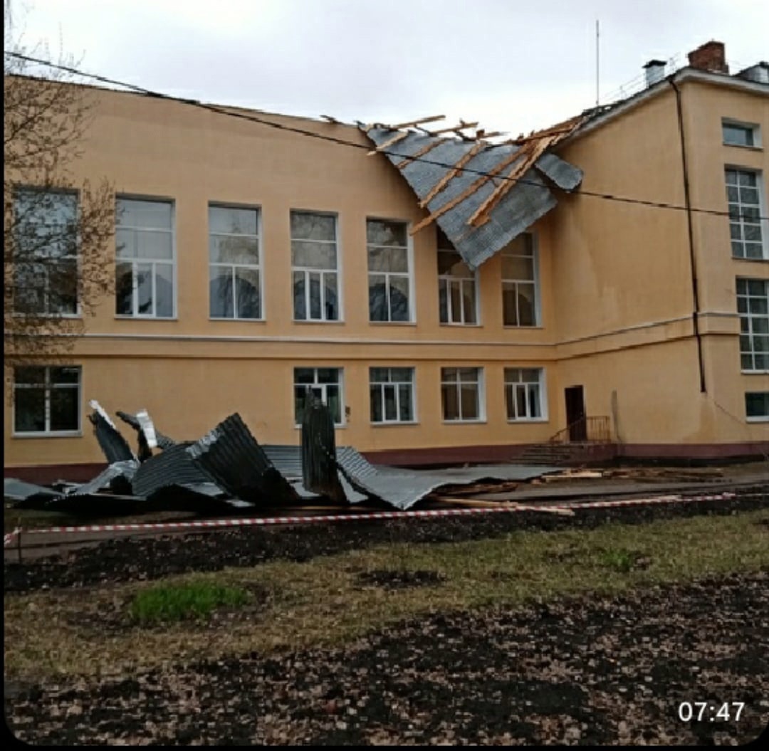 Последствия урагана: в Пензенской области снесло остановки, школе оторвало крышу