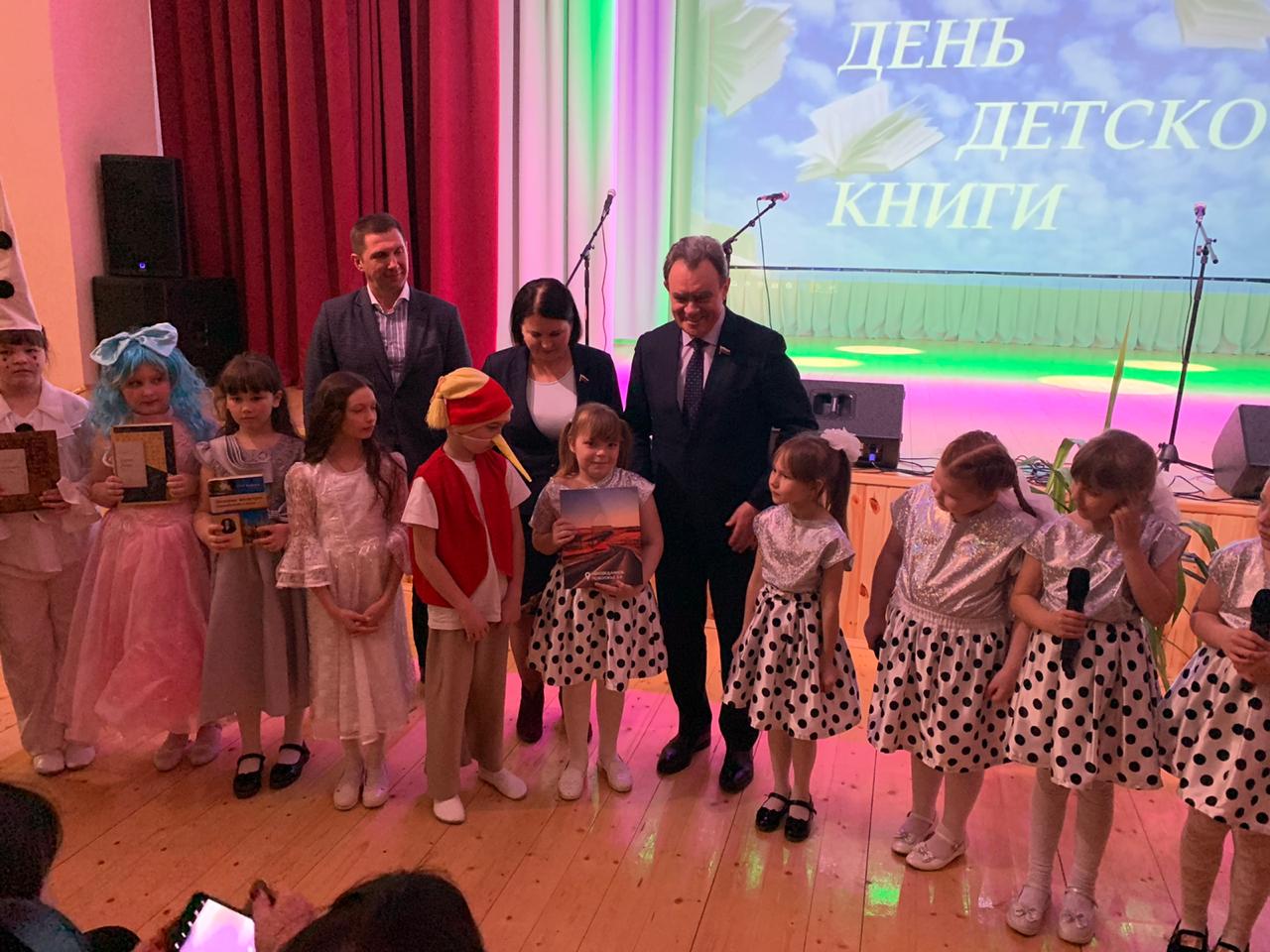 Валерий Лидин и Ольга Чистякова передали новые книги в сельскую библиотеку