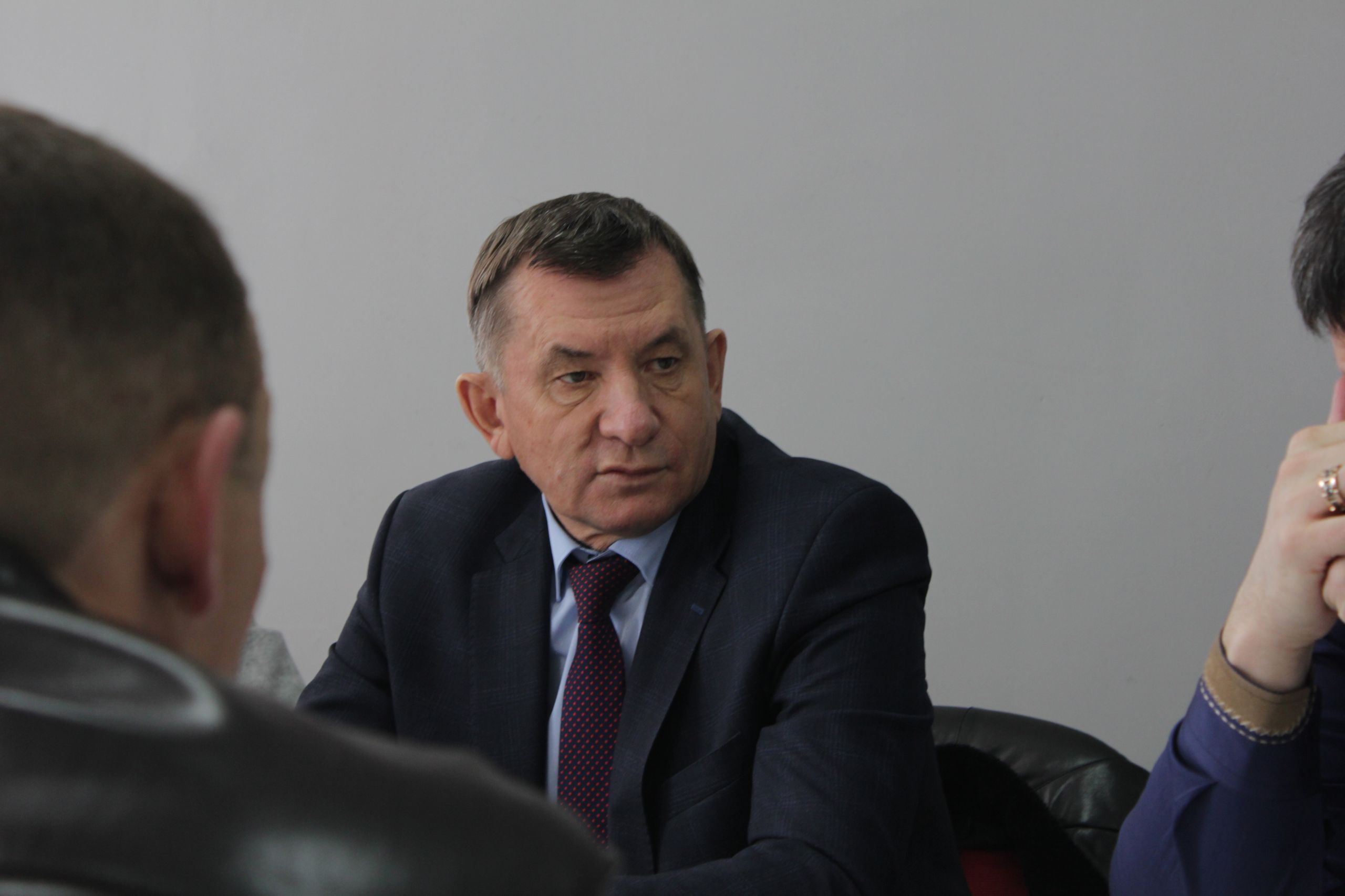 Гришаев подверг резкой критике подрядчика, сорвавшего сроки строительства школы