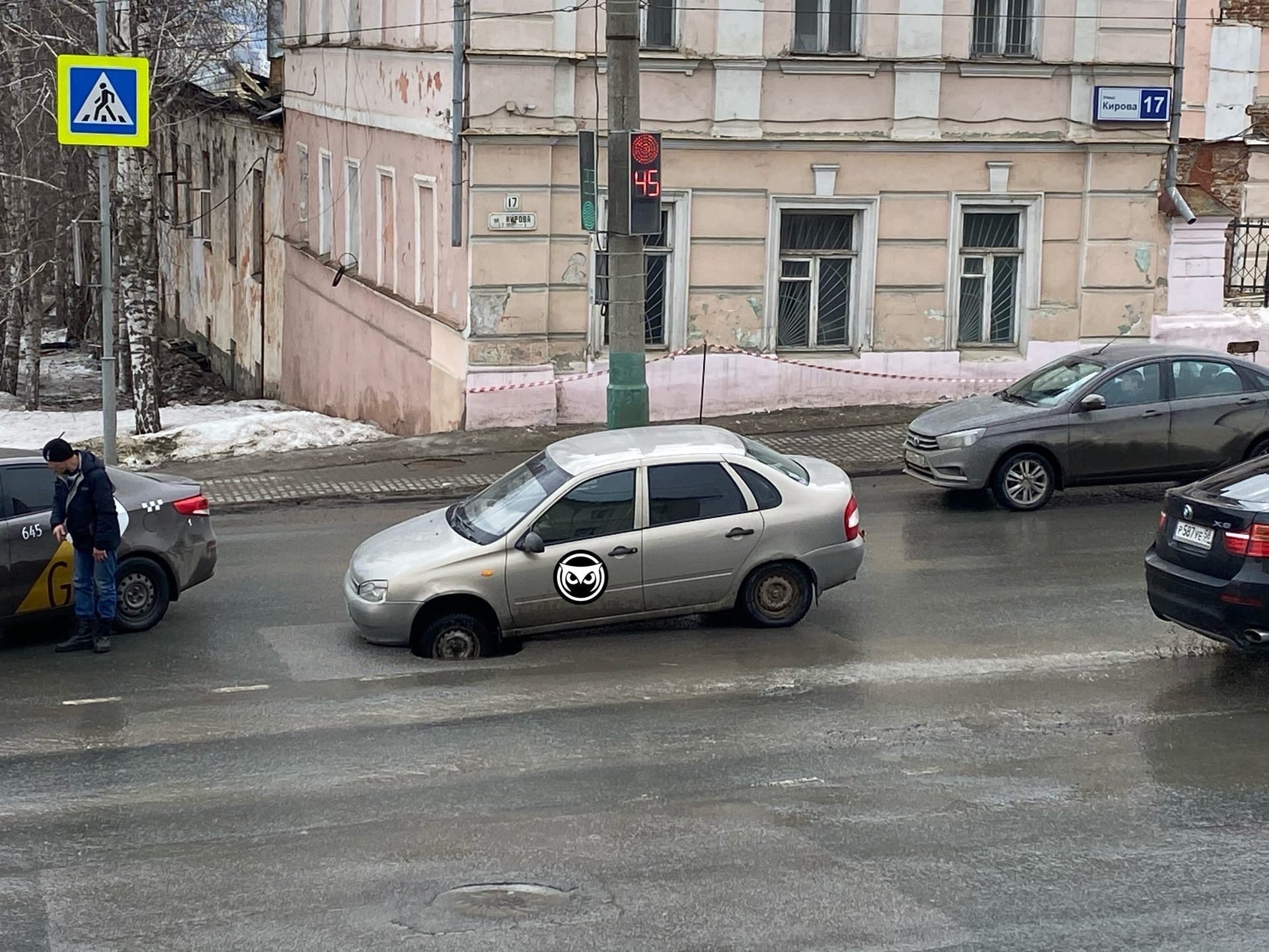 В Пензе на улице Кирова легковушка провалилась в яму