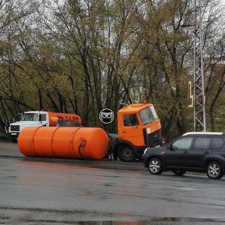 В Пензе из-за дыры в асфальте опрокинулась цистерна