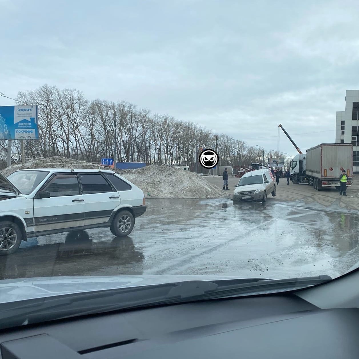 Очередная дыра: на выезде из микрорайона Заря провалилась легковушка