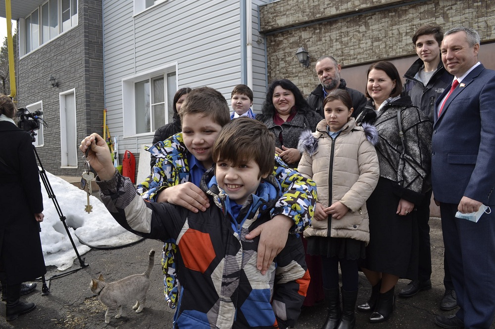 Ключи от мечты: Ольга Чистякова подарила дом многодетной семье, воспитывающей 11 детей