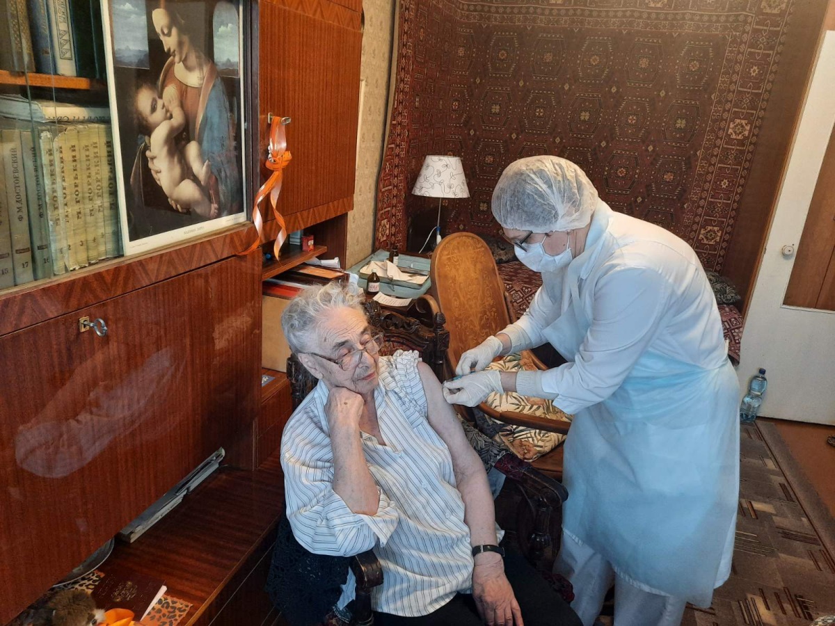 В Пензе ветеранов начали прививать от COVID-19 на дому