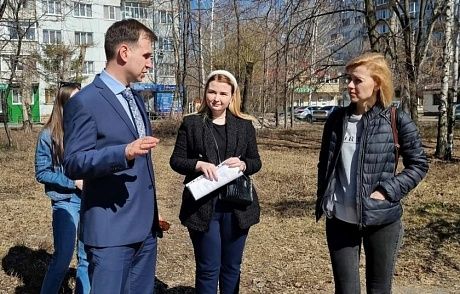 Иван Краснов обсудил вместе с жителями вопрос обустройства площадки для выгула собак