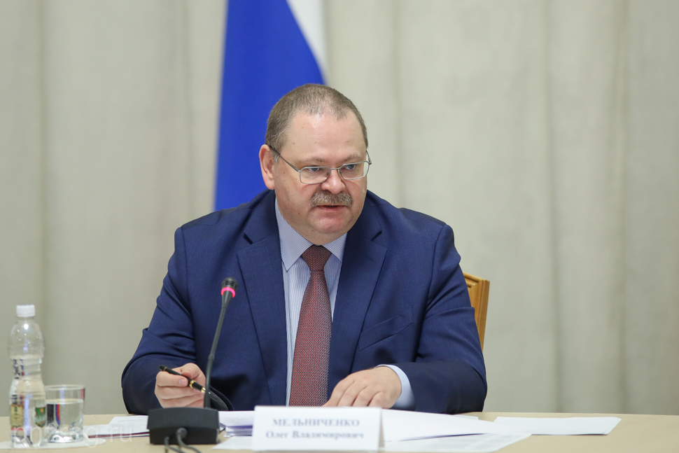 Мельниченко распорядился передать муниципалитетам контроль над управляющими компаниями