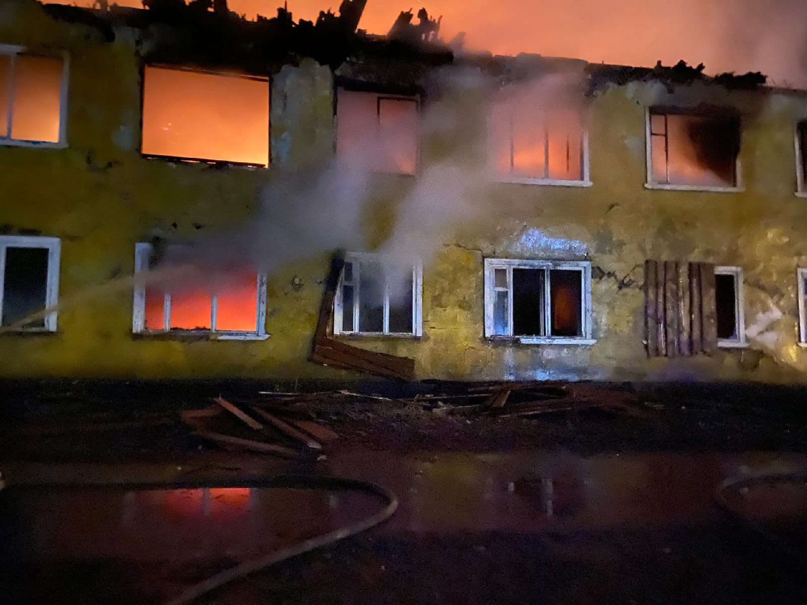 В Кузнецке ночной пожар тушили 20 человек