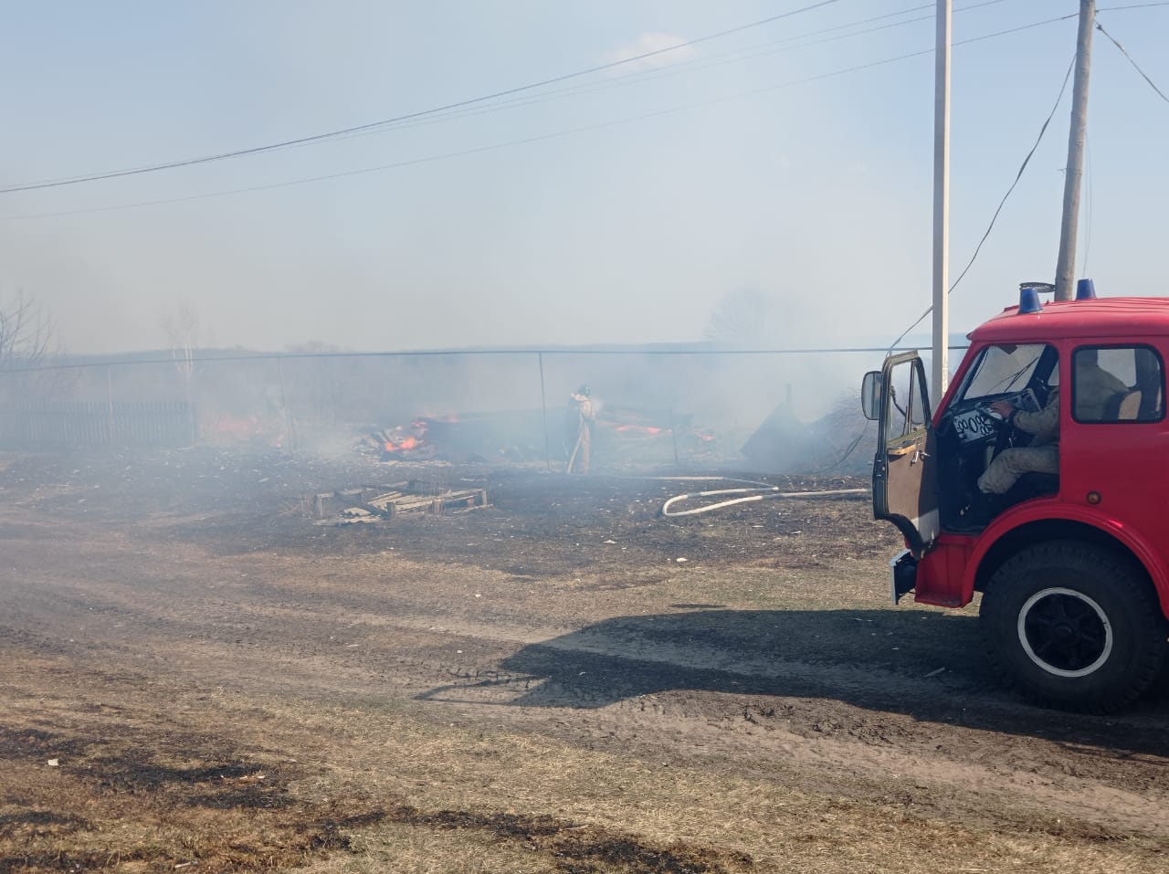 В Лунинском районе пожар с травы перекинулся на дома