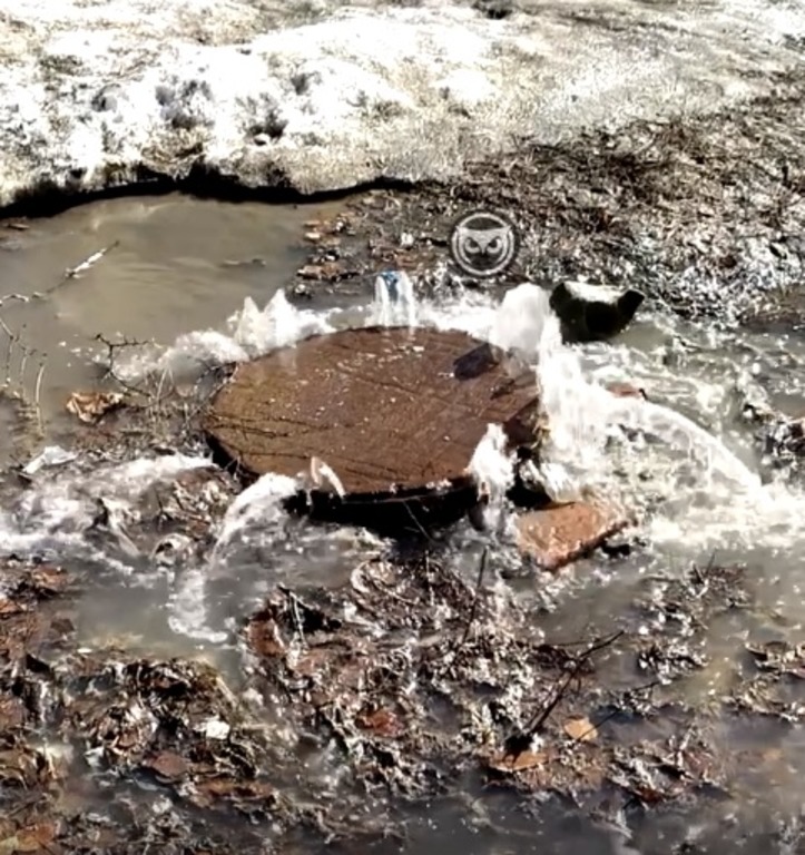 В Пензе на Рахманинова из канализационного люка забил фонтан