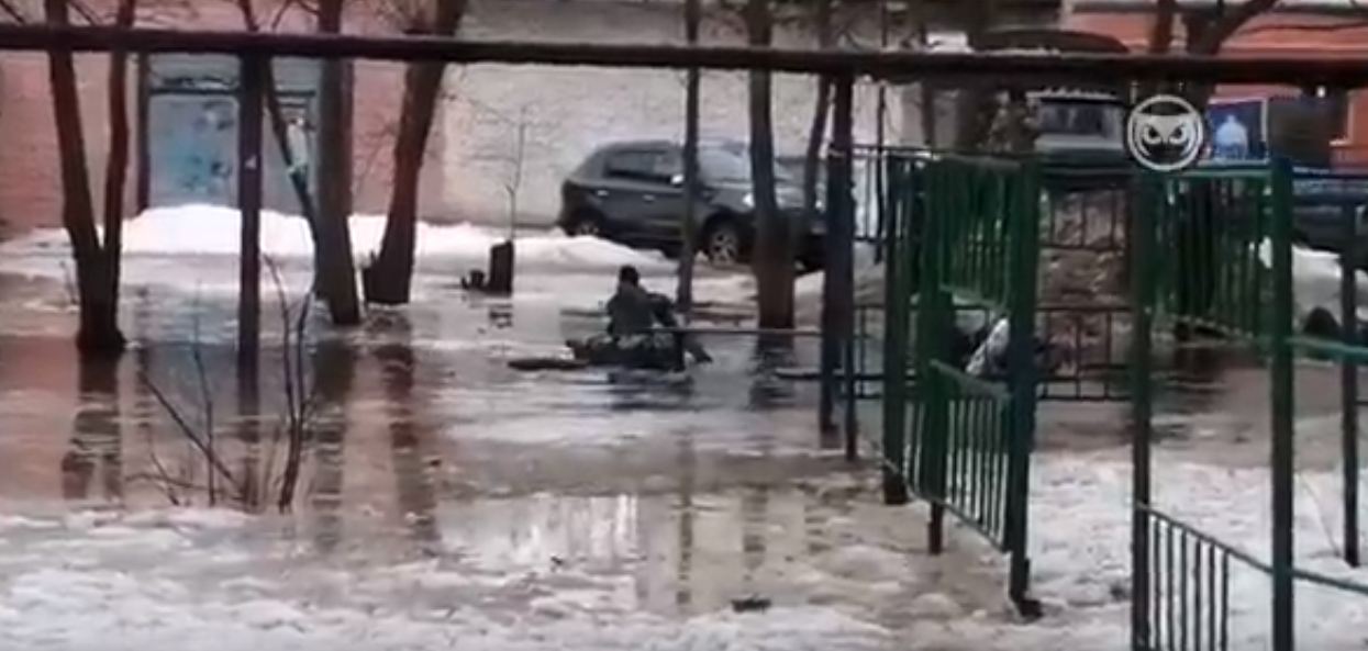 Пензенские дети переплыли двор на "ватрушках"