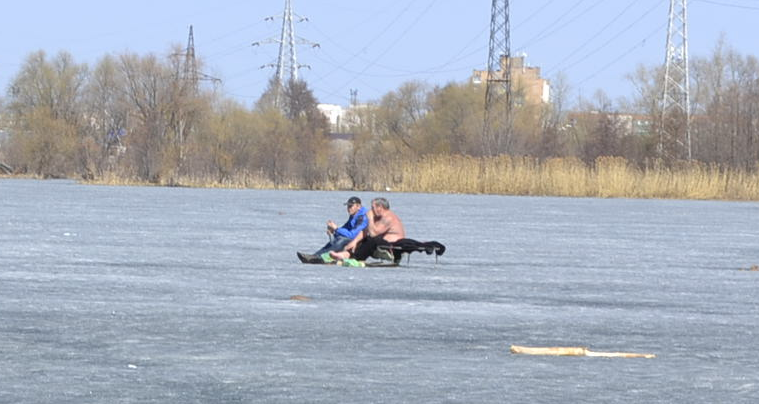 Пензенские рыбаки совместили загар и подледную ловлю с риском для жизни
