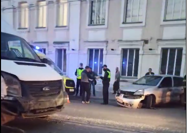 В аварии с маршруткой на Кирова пострадали двое