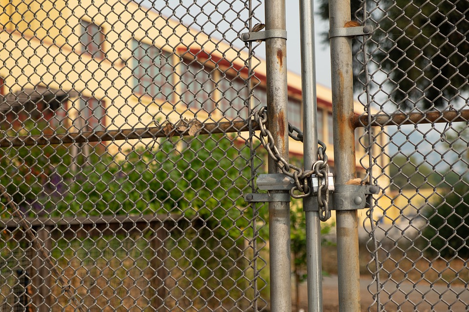 Жители Кузнецка делают дырки в заборе школы из-за закрытой калитки