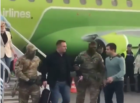 Пензенцам показали очередную серию "маски-шоу" с задержанием в аэропорту