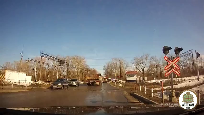 Водитель грузовика в Пензе снес шлагбаум на перееезде