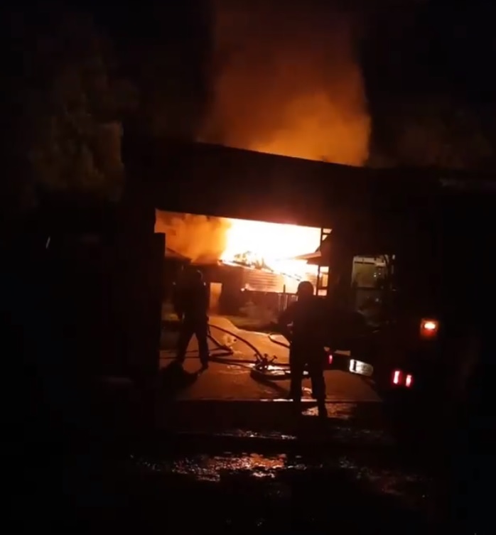 В Пензе 18 человек тушили пожар в банном комплексе