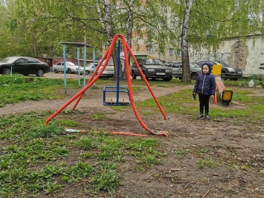 «Дети получают травмы»: пензенцы рассказали об опасной площадке