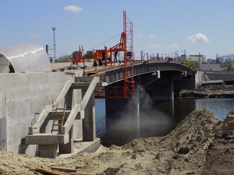 Строители завершили устройство опор и подпорных стен Бакунинского моста