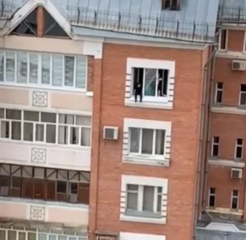 В Пензе дети устроили опасные игры с жизнью на отливе окна