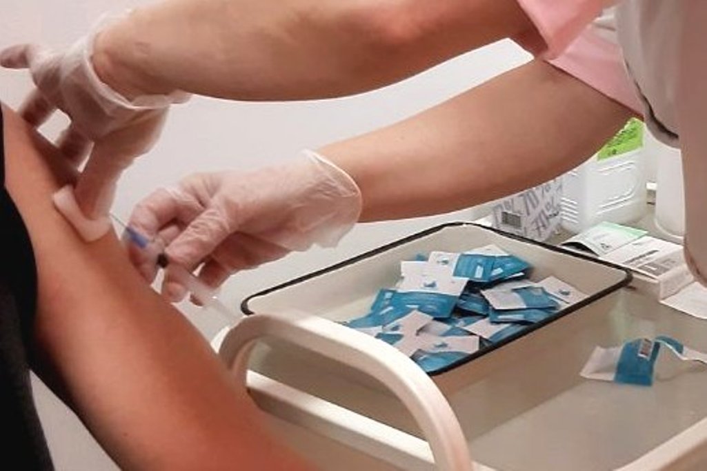 Кузнечанам начали делать прививки в торговом центре