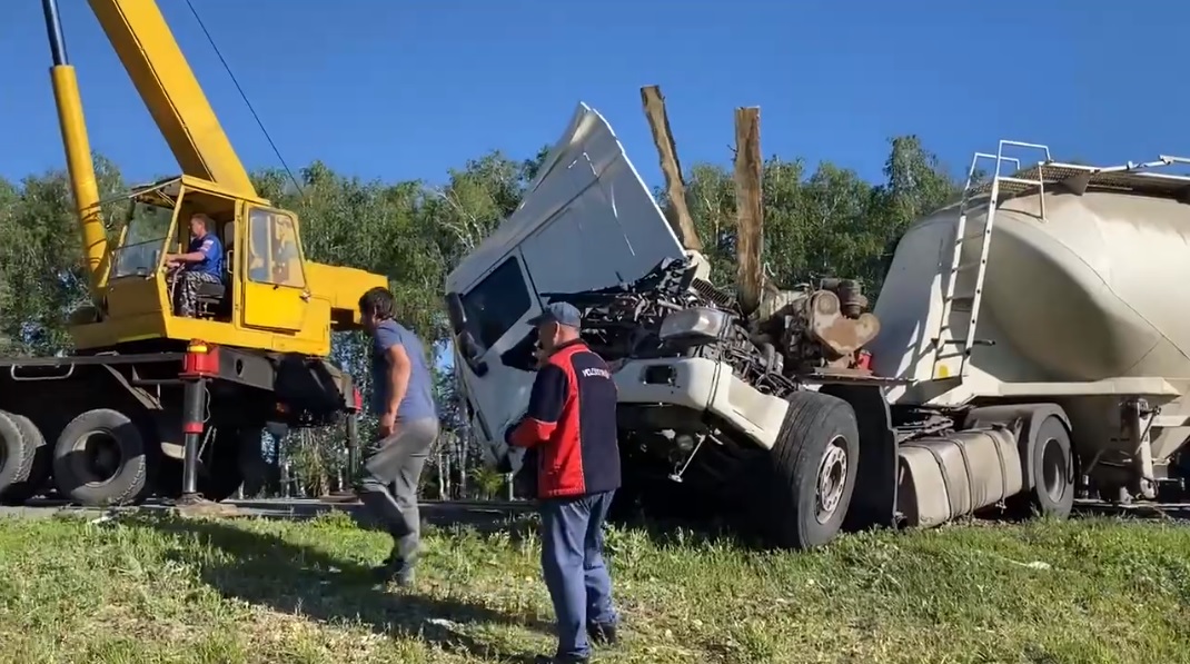 Пункт назначения: пензенский цементовоз влетел на трассе в грузовик с пиломатериалами