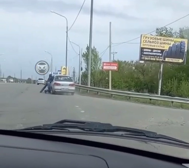 Чудеса акробатики: в Пензе мужчина проехал по улице, цепляясь за автомобиль