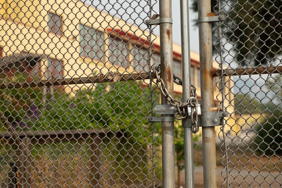 После трагедии в Казани в Кузнецке займутся заделкой дыр в школьных заборах