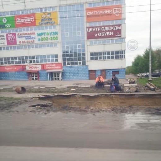 В Пензе у ТЦ «Олимп» рабочие вновь латают дыру