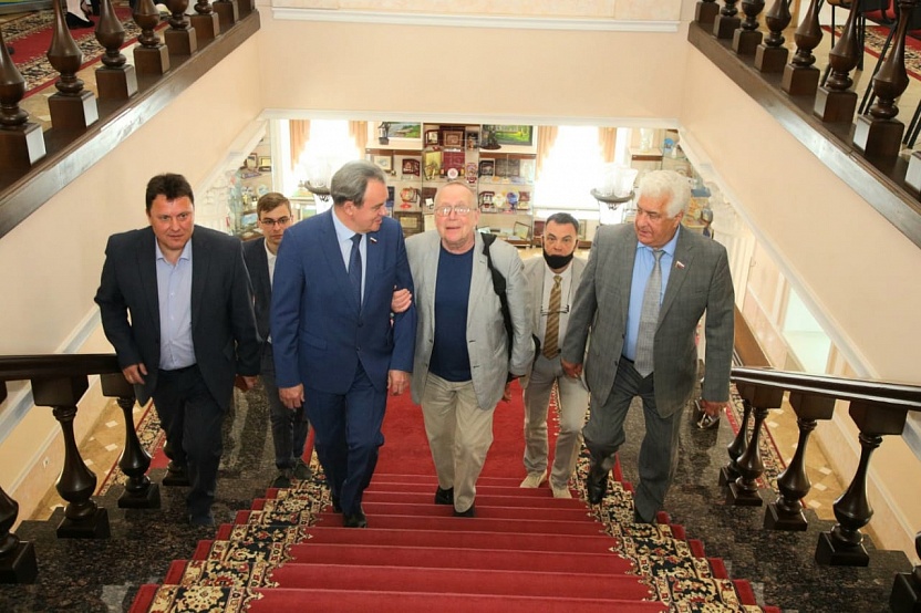 Валерий Лидин рассказал об истории Сурского края ведущему телепрограммы «Умники и умницы»