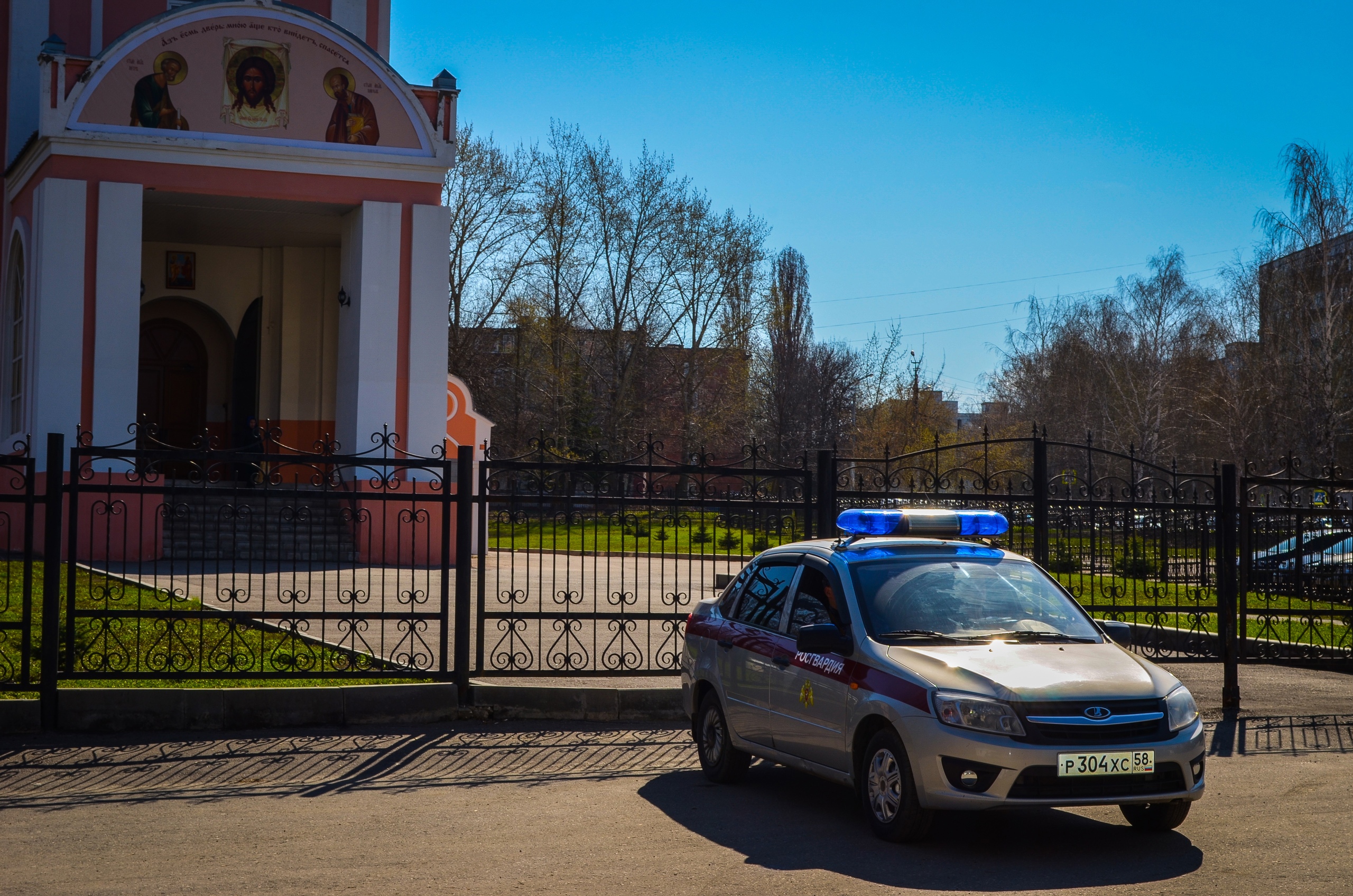 В Пензе мужчина украл из храма ящик «Кагора» и спрятался в кустах