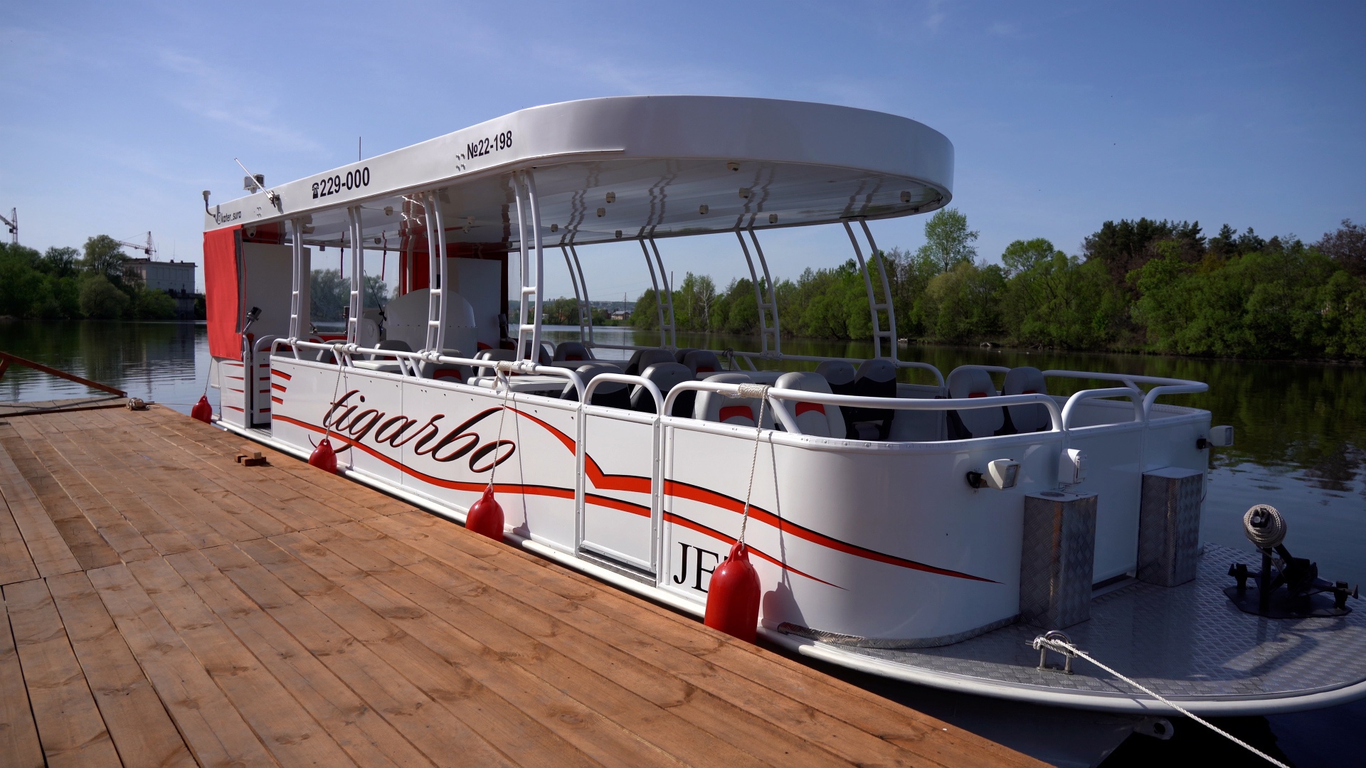 В Спутник по Суре пошли речные суда