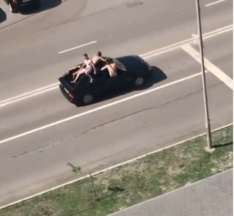 Водитель машины с пассажирами в плавках на крыше оштрафован