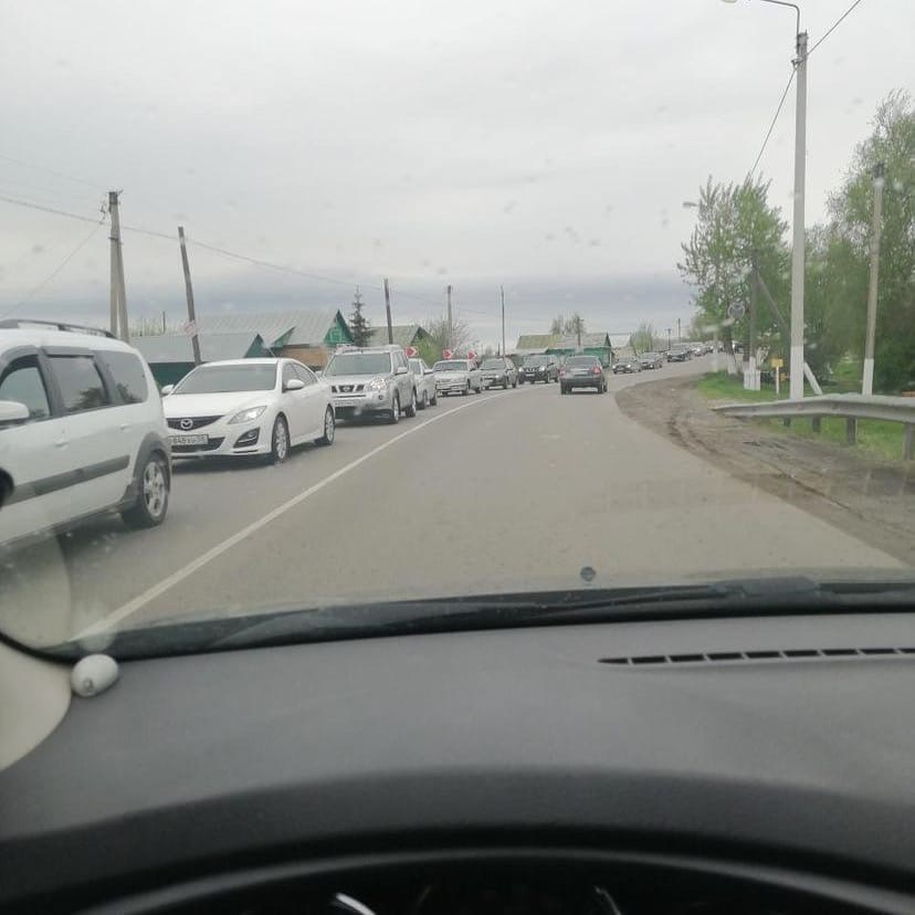 На Радоницу пензенцы застряли в пробках по дороге на кладбище